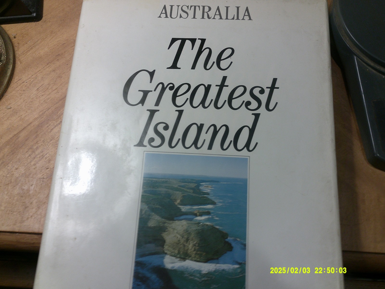 Australia The Greatest Island by Robert Raymond-HB/DJ-1987-14 1/2×10&Prime;-352 Pages