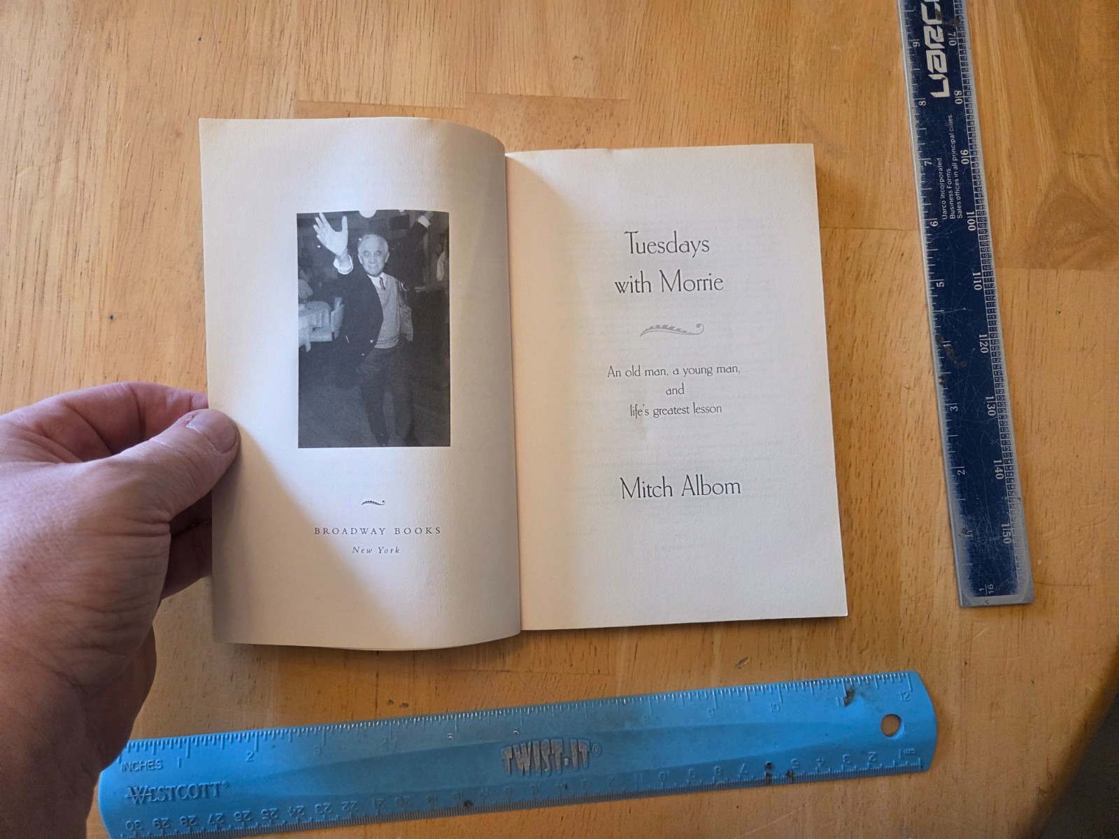 Tuesdays with Morrie : An Old Man, a Young Man by Mitch Albom (2002, Trade Paper