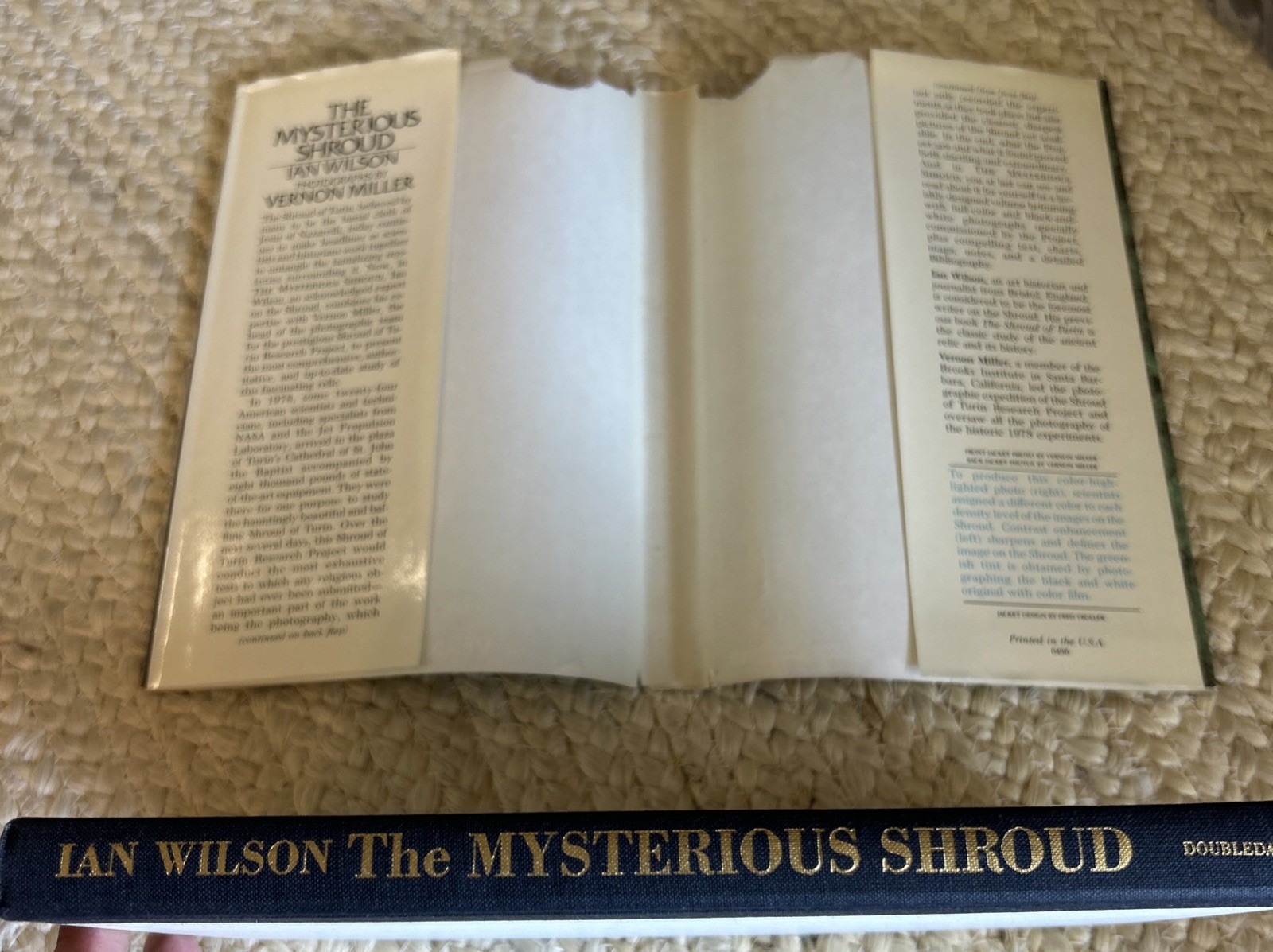 The Mysterious Shroud, Ian Wilson, hardcover, dust jacket, 1986, Mint