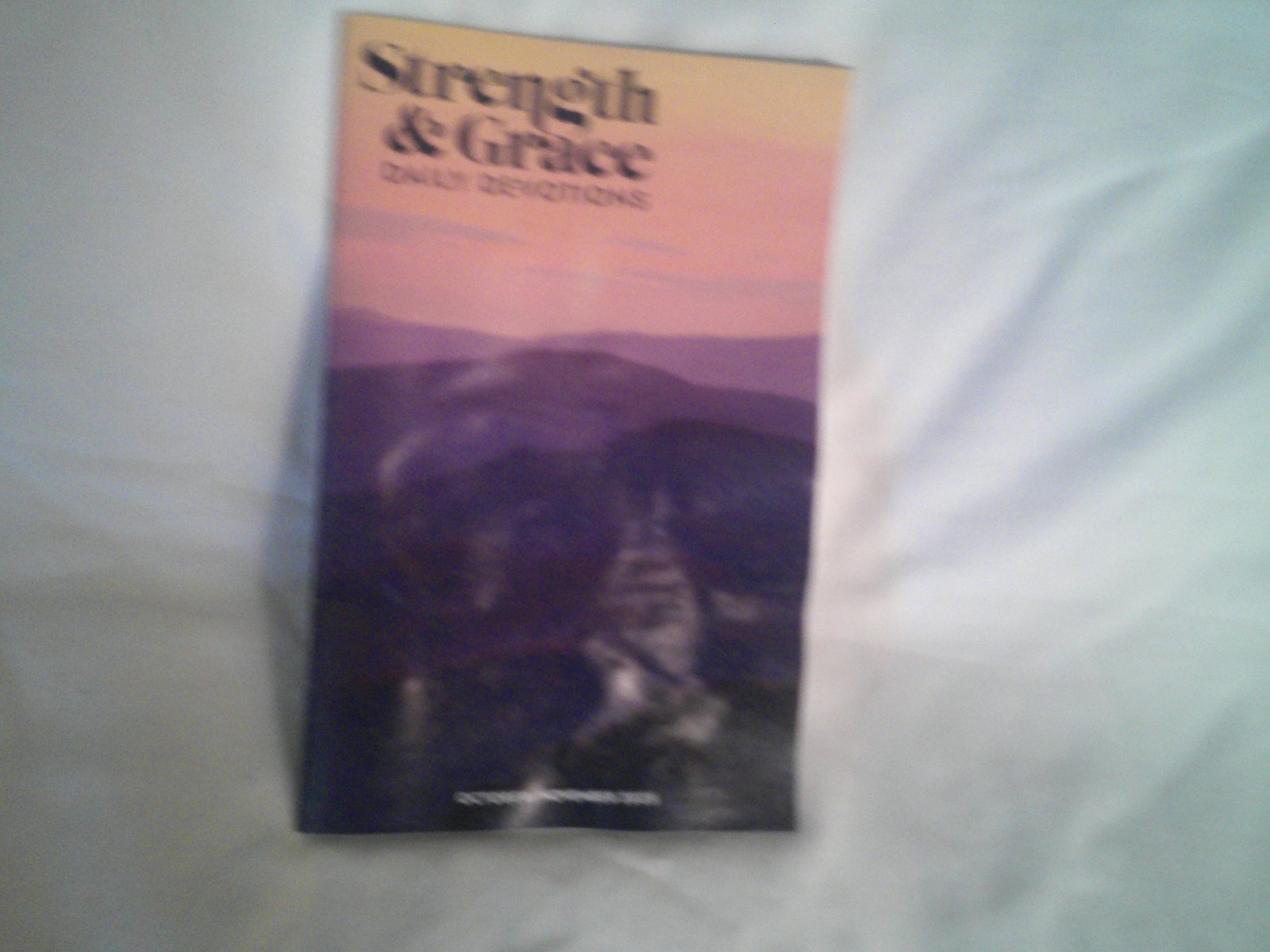 october/november 2025 « Strength And Grace » Daily Devotions Booklet By Guidepost