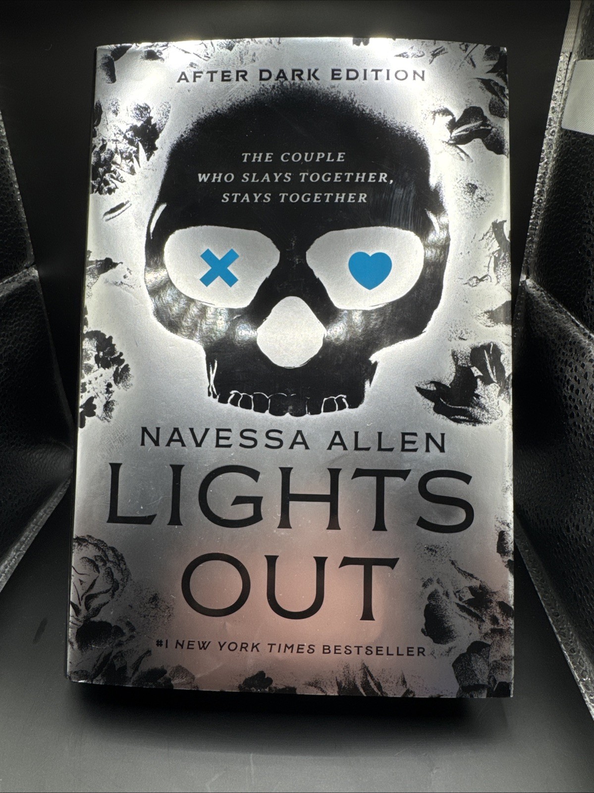 Lights Out Collector&rsquo;s Edition : An into Darkness Novel by Navessa Allen (2025,