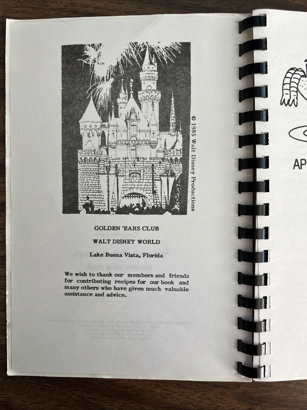 Walt Disney World Golden &lsquo;Ears Club Cook book Cookbook Favorite Recipes RARE