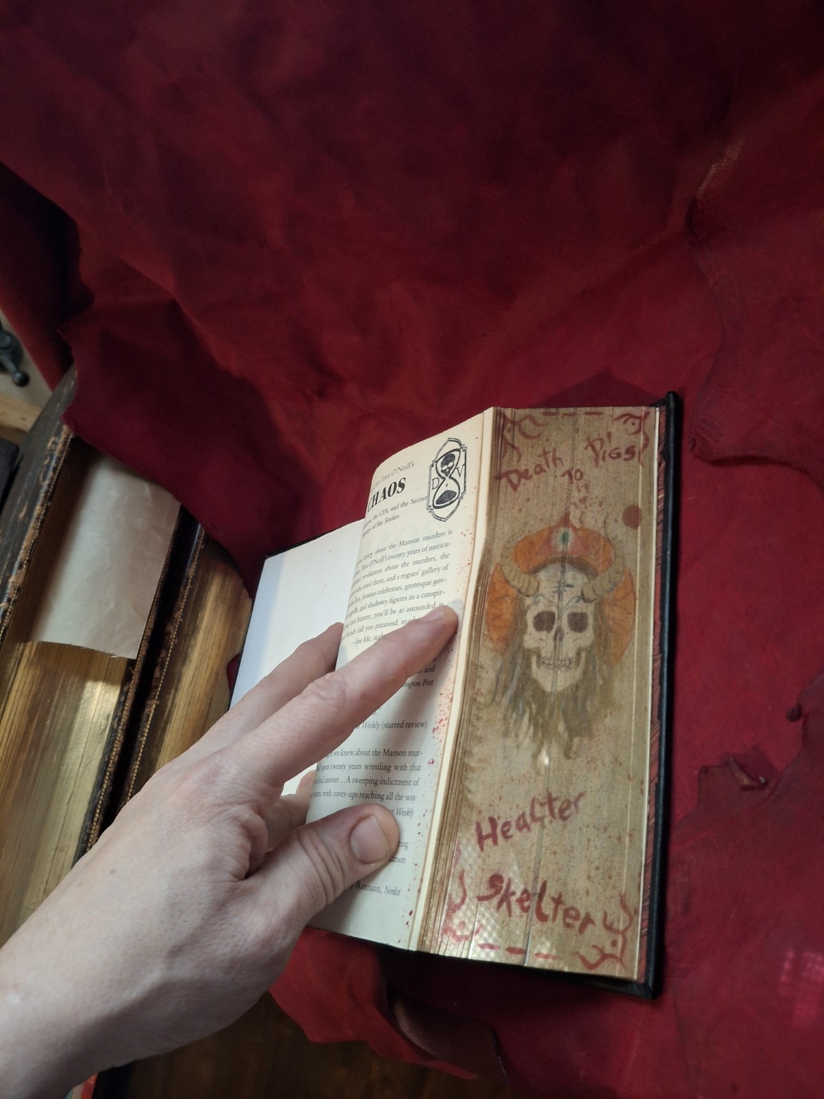 Chaos-Tom O&rsquo;Neill-FORE EDGE PAINTING Leather Red Gold Skull One-of-a-Kind Manson