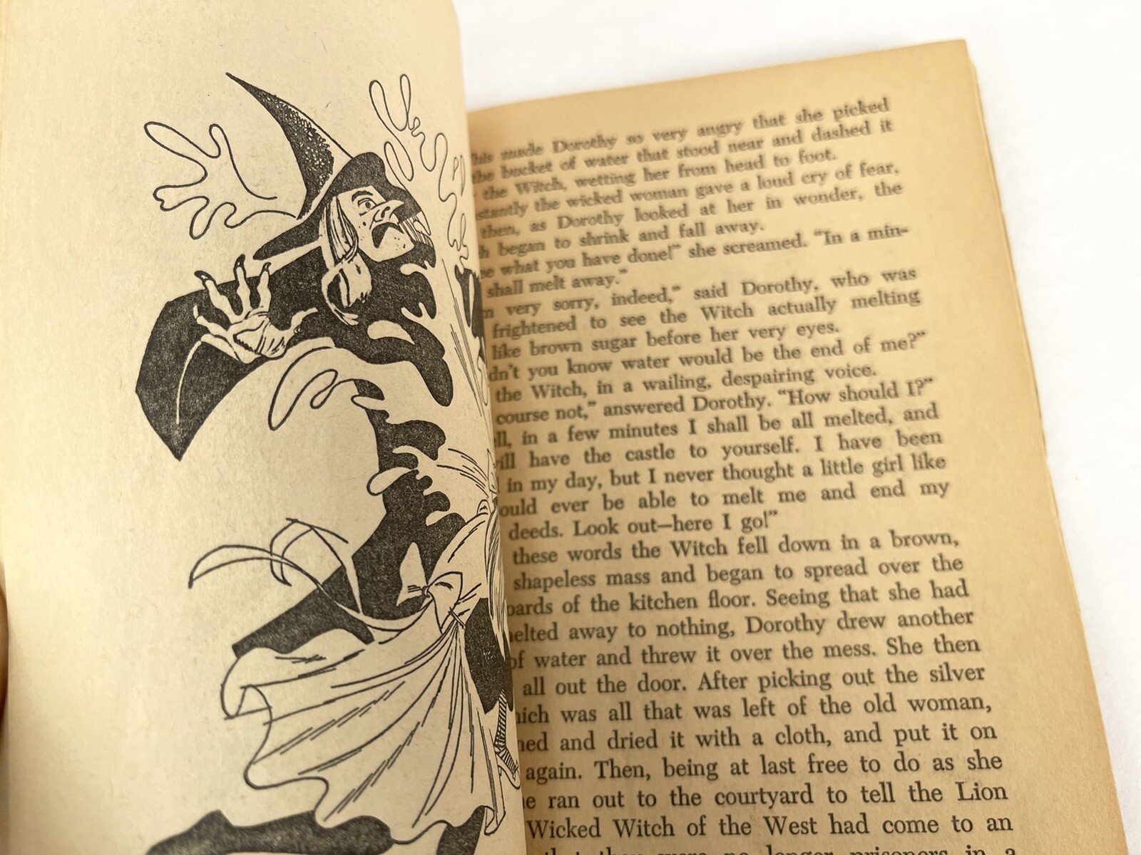 Wizard of Oz Paperback Book 1968, Printed in the USA, 156 pages 7.75×5&Prime;