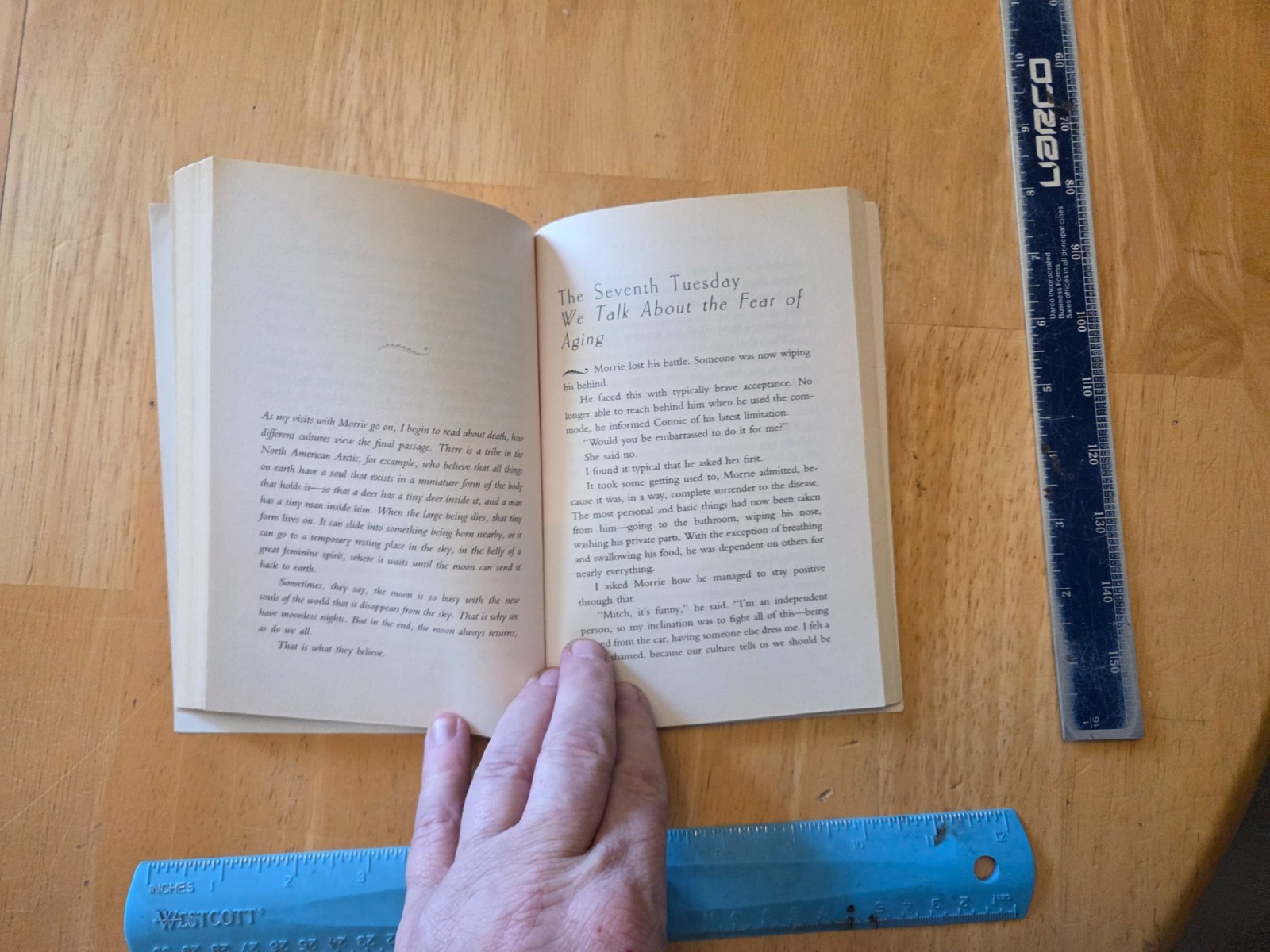 Tuesdays with Morrie : An Old Man, a Young Man by Mitch Albom (2002, Trade Paper