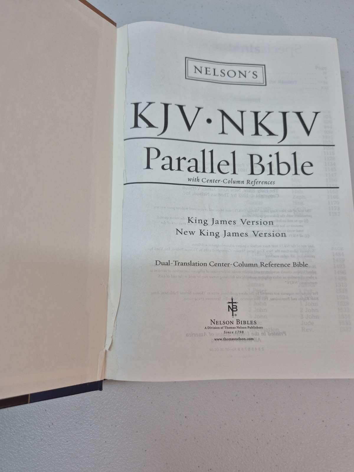 Nelson&rsquo;s KJV/NKJV Parallel Bible with Center-Column References 1st Pages Removed