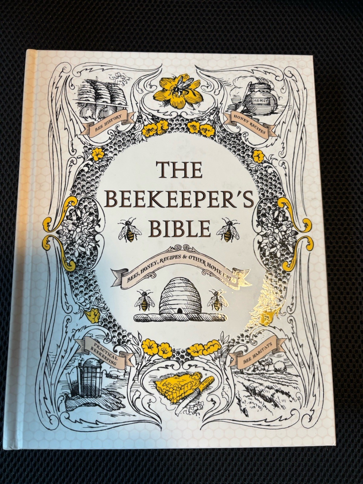The Beekeeper&rsquo;s Bible: Bees, – Hardcover book for every aspiring beekeeper – New