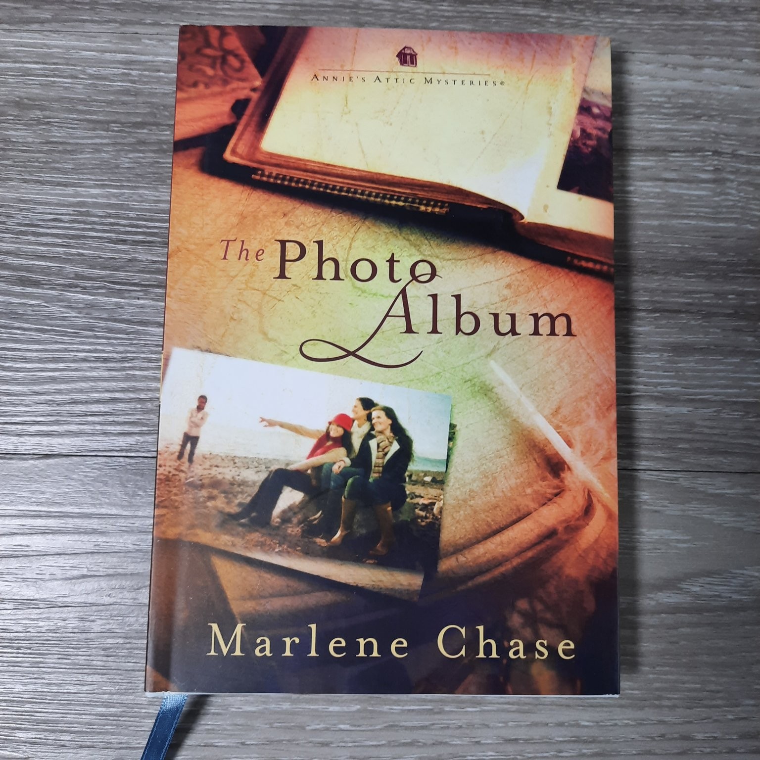The Photo Album Marlene Chase 2020 Annie&rsquo;s Attic Mysteries Fiction Annie&rsquo;s