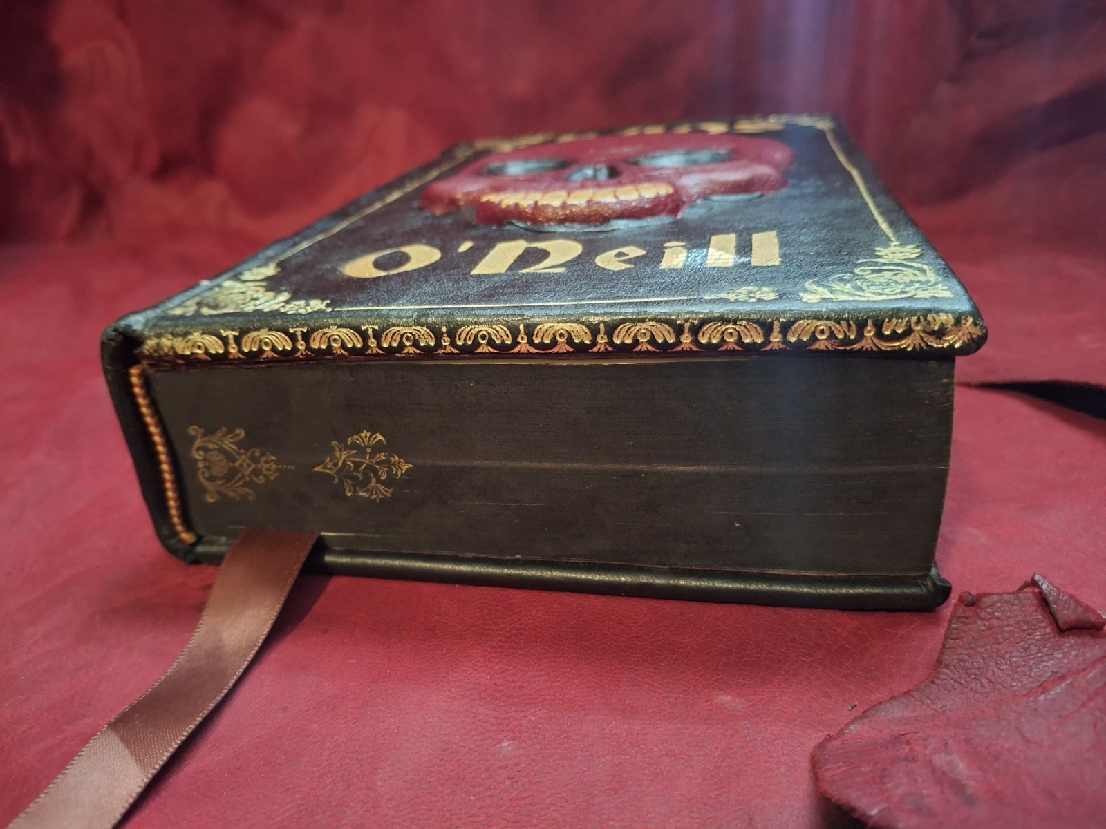 Chaos-Tom O&rsquo;Neill-FORE EDGE PAINTING Leather Red Gold Skull One-of-a-Kind Manson