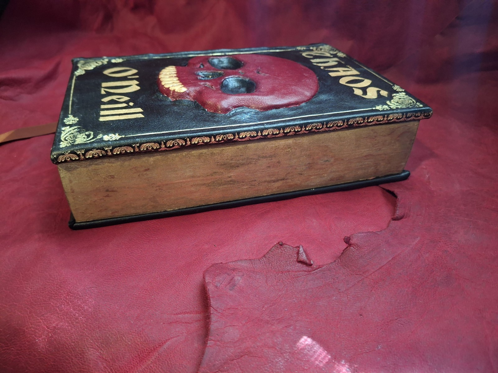 Chaos-Tom O&rsquo;Neill-FORE EDGE PAINTING Leather Red Gold Skull One-of-a-Kind Manson