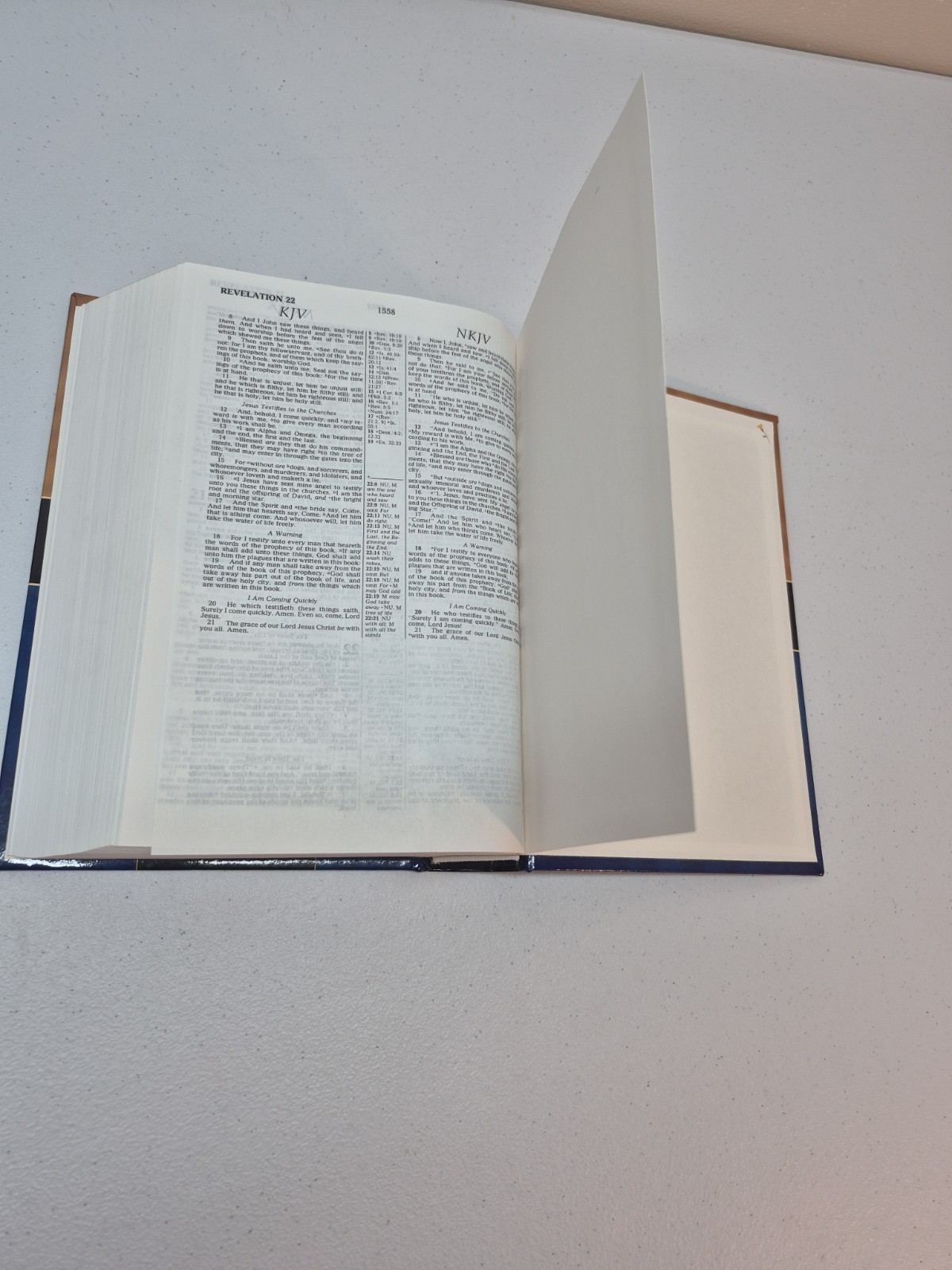 Nelson&rsquo;s KJV/NKJV Parallel Bible with Center-Column References 1st Pages Removed