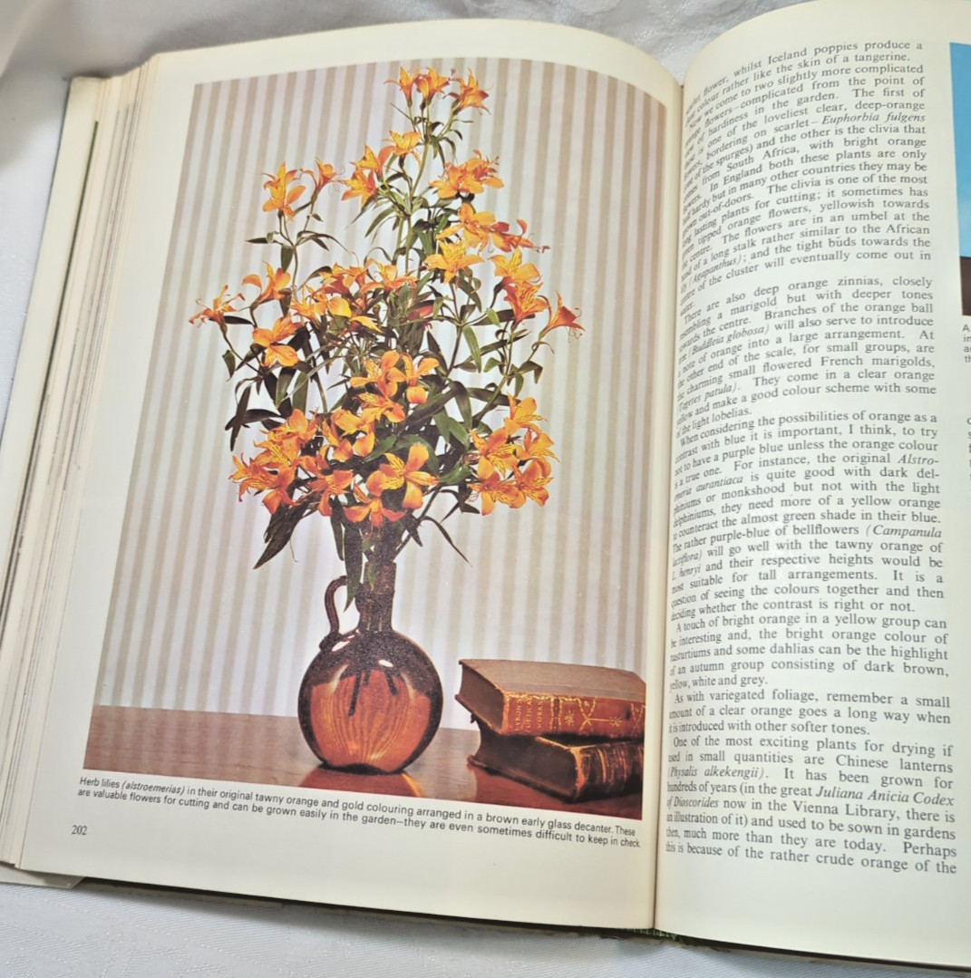 Flower Arranging in Colour By Betty Massingham 1968 301 pages