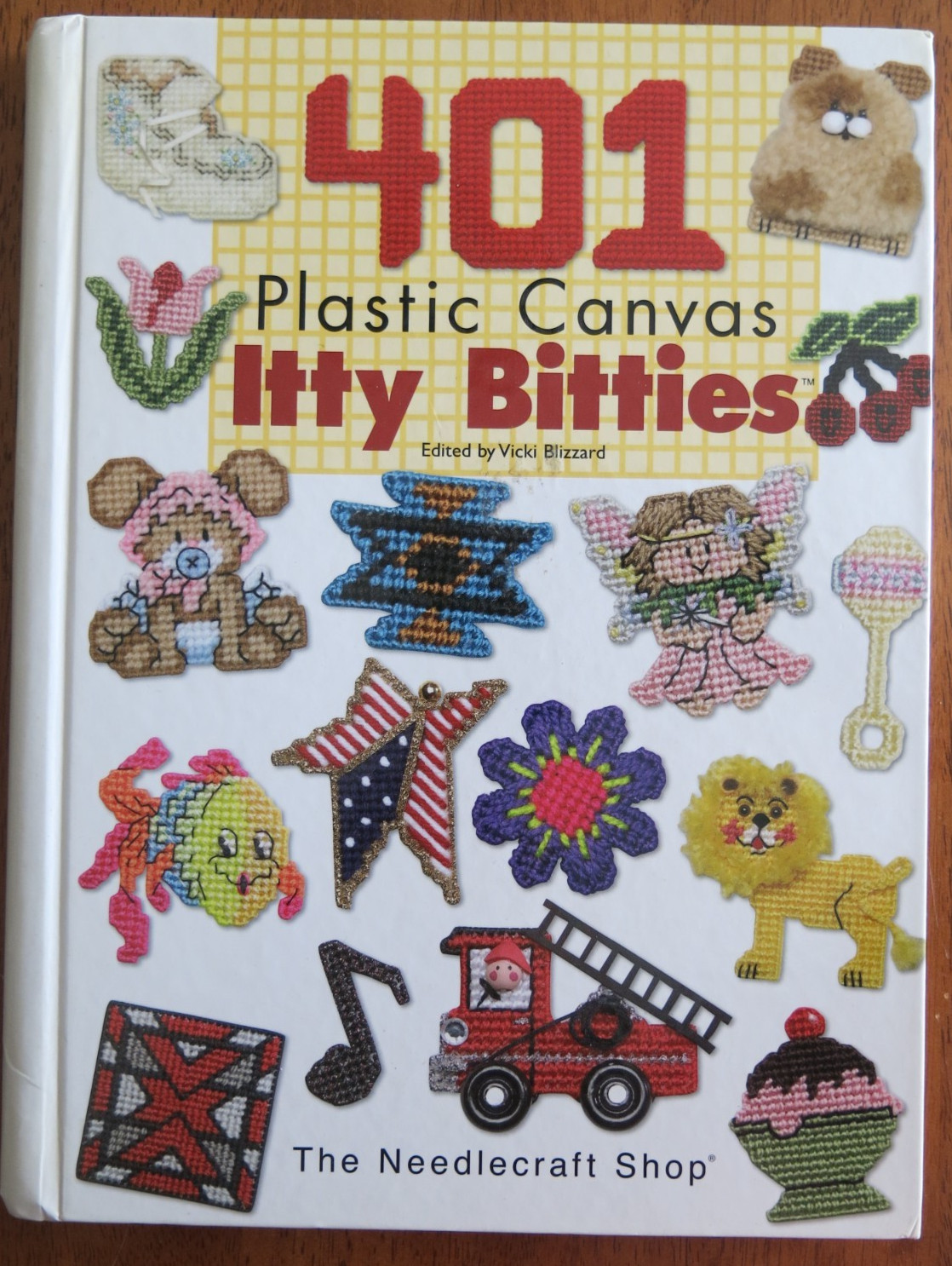 401 Plastic Canvas Itty Bitties Needlecraft Projects, Hardcover, 175 pages