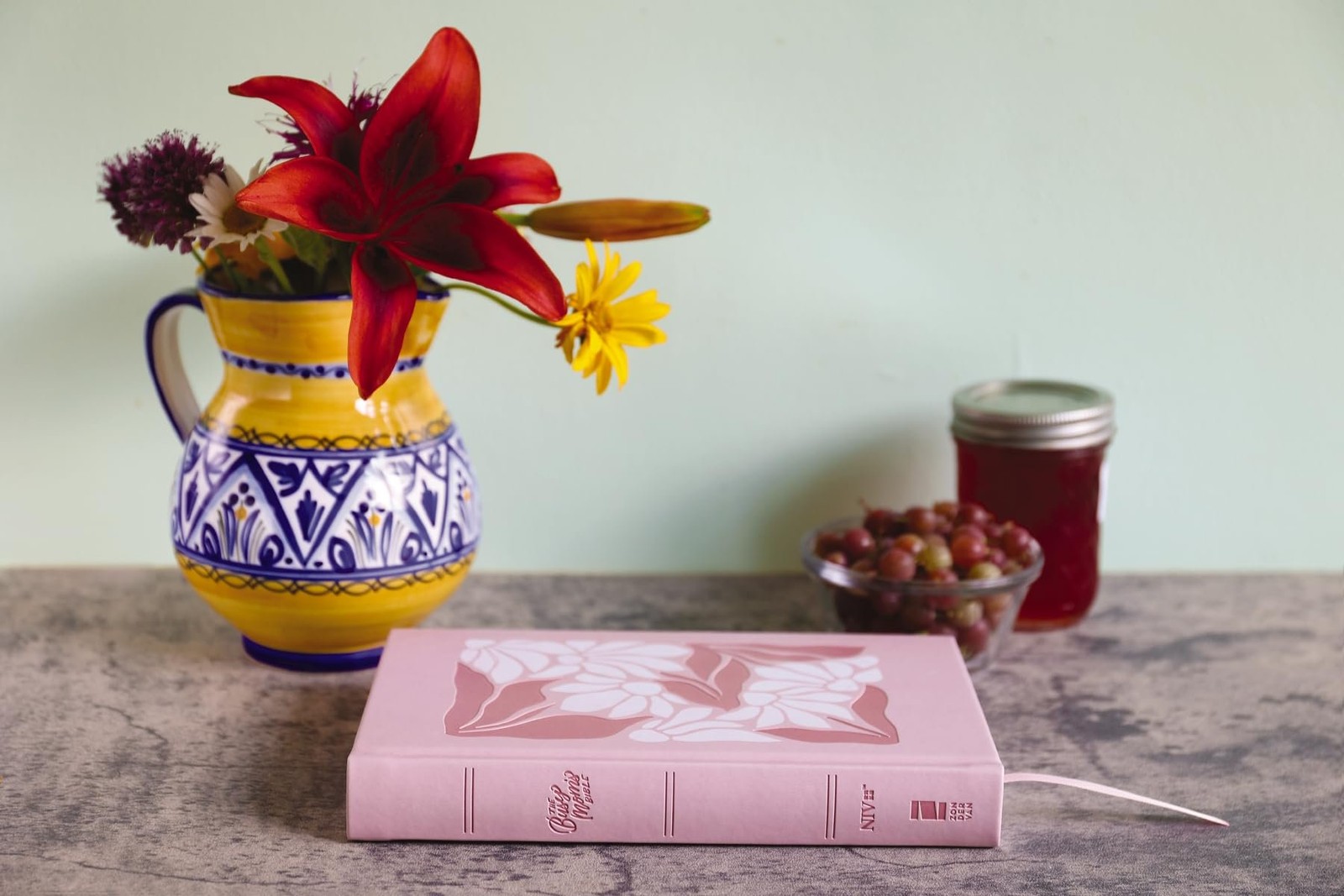 NIV, The Busy Mom&rsquo;s Bible, Leathersoft over Board, Pink, Red Letter, Comfort…