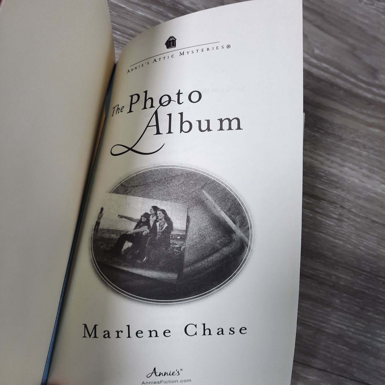 The Photo Album Marlene Chase 2020 Annie&rsquo;s Attic Mysteries Fiction Annie&rsquo;s